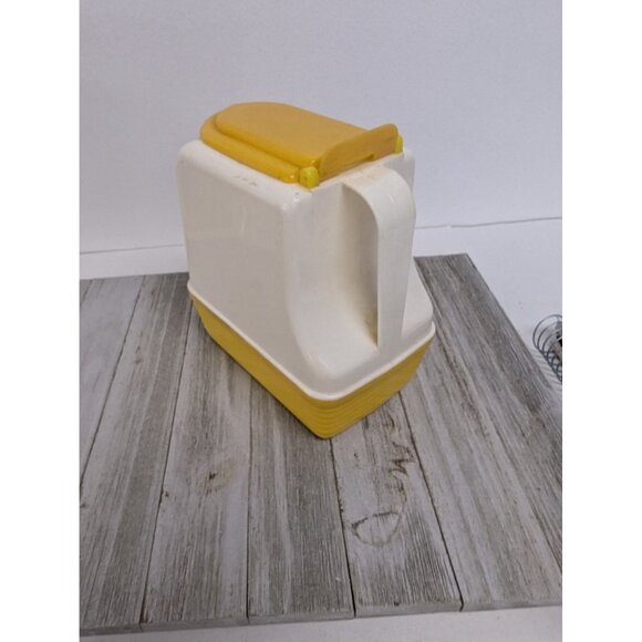 Vintage Lustro-Ware Yellow & White Plastic Pitcher With Lid - Picture 4 of 7